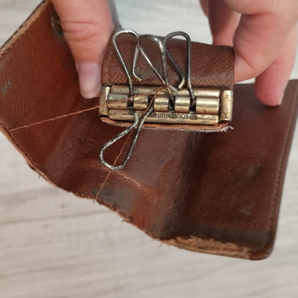 Authentic Louis Vuitton Multicle 4 Monogram Key Holder Canvas Leather 4 Hooks - Picture 9 of 12